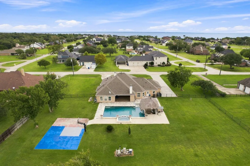 8999 Water Point Drive Beach City, TX 77523
