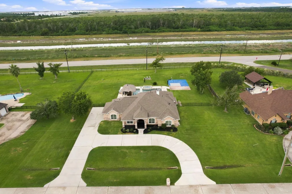 8999 Water Point Drive Beach City, TX 77523