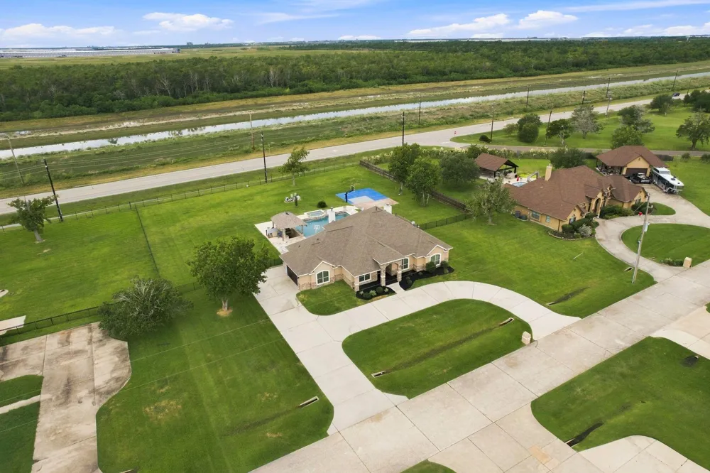 8999 Water Point Drive Beach City, TX 77523