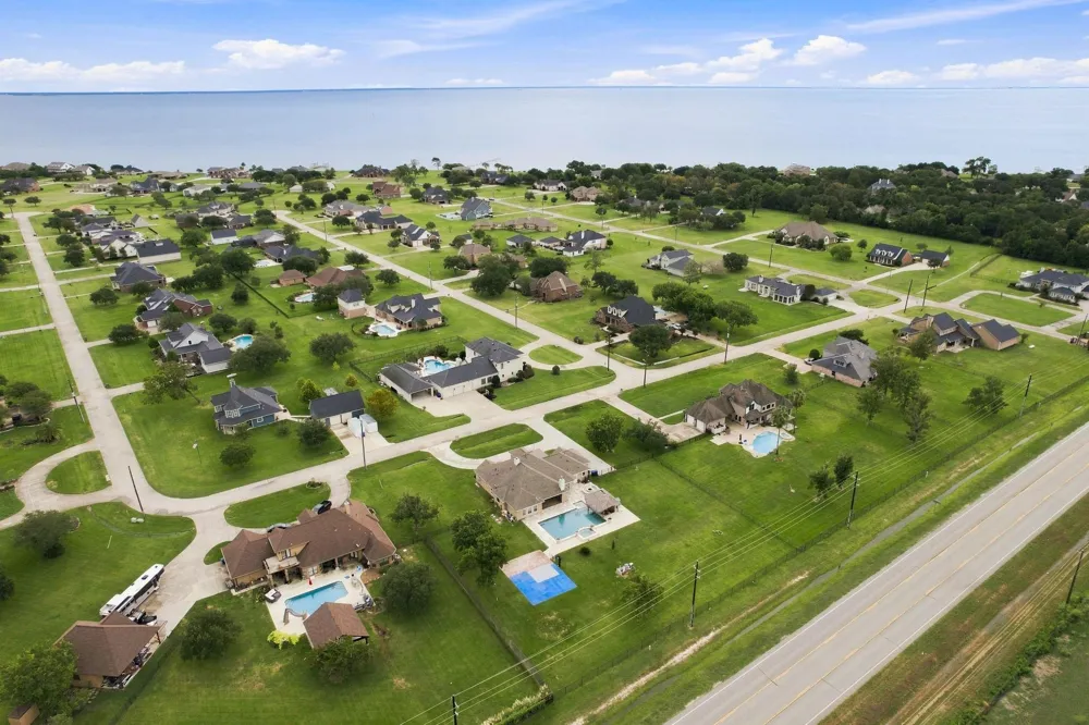 8999 Water Point Drive Beach City, TX 77523