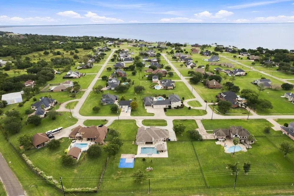 8999 Water Point Drive Beach City, TX 77523