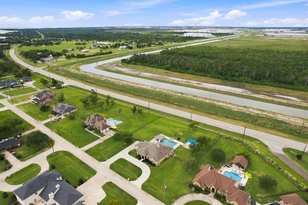 8999 Water Point Drive Beach City, TX 77523