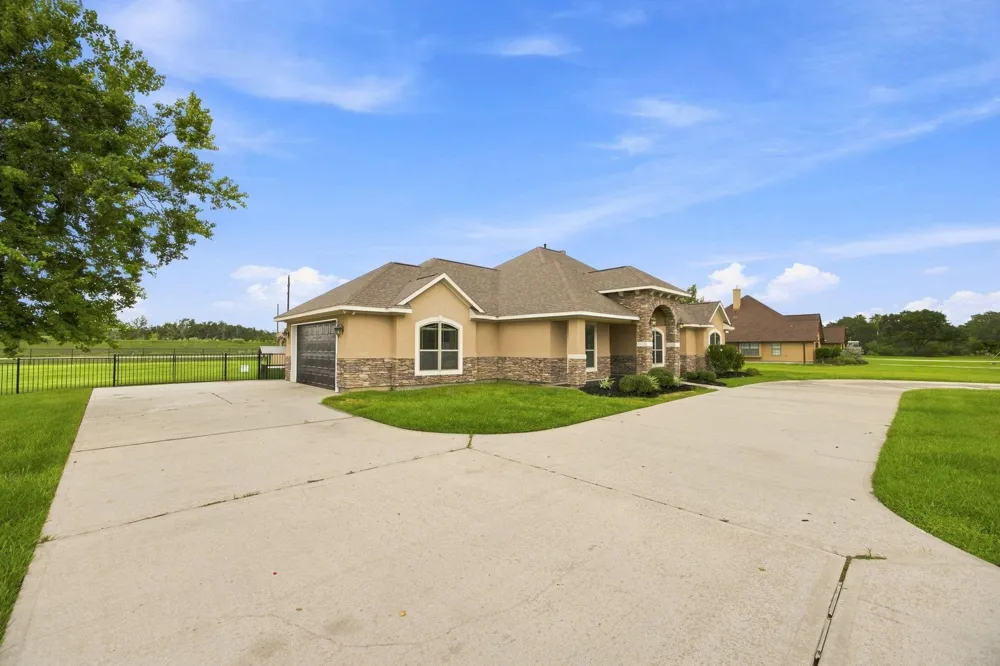 8999 Water Point Drive Beach City, TX 77523
