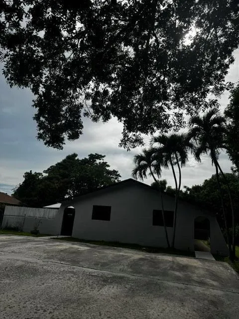 1871 W FOREST AVENUE #west Palm Springs, FL 33406
