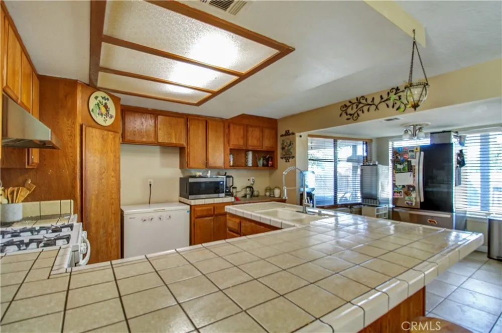 7831 Pismo Avenue Hesperia, CA 92345