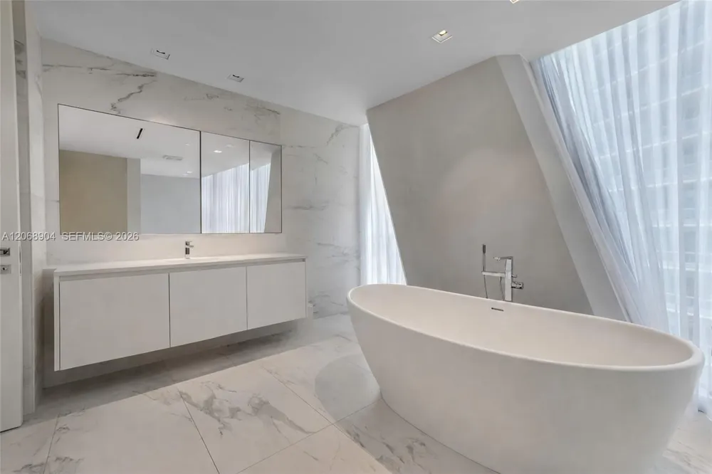 1000 Biscayne Blvd #3901 Miami, FL 33132