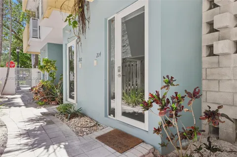 204 Washington Ave #13