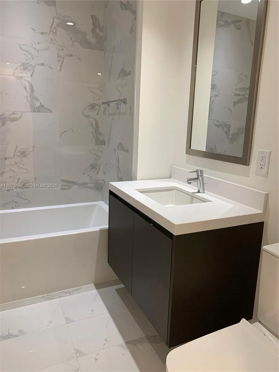 851 NE 1st Ave #2107 Miami, FL 33132