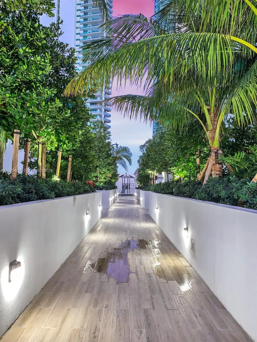 851 NE 1st Ave #2107 Miami, FL 33132