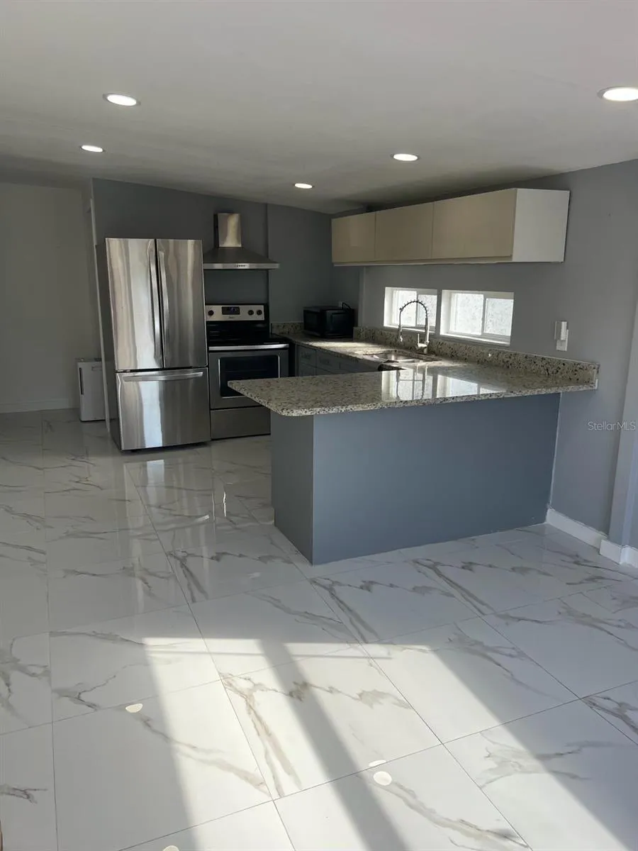 8816 MEMORIAL HIGHWAY Tampa, FL 33615
