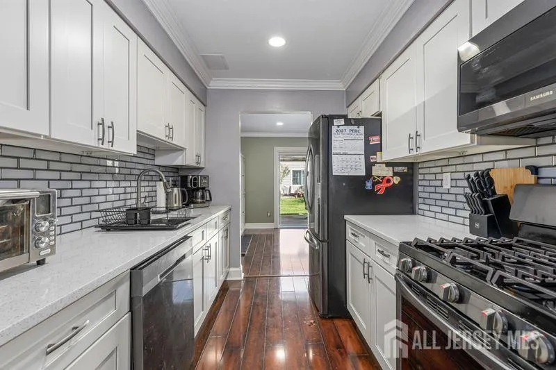 4 Heritage Square Sayreville, NJ 08872