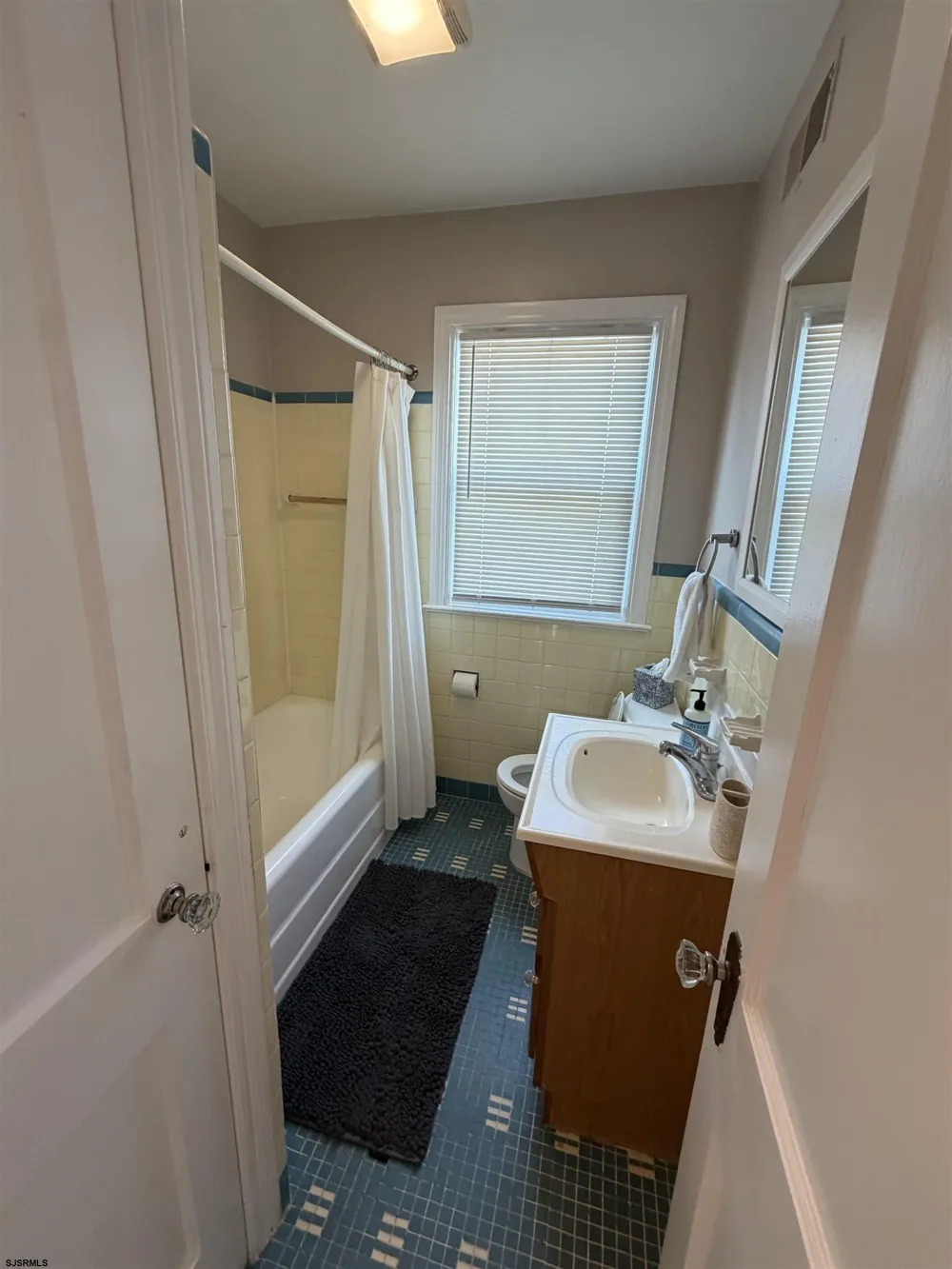 7703 Winchester Margate, NJ 08402