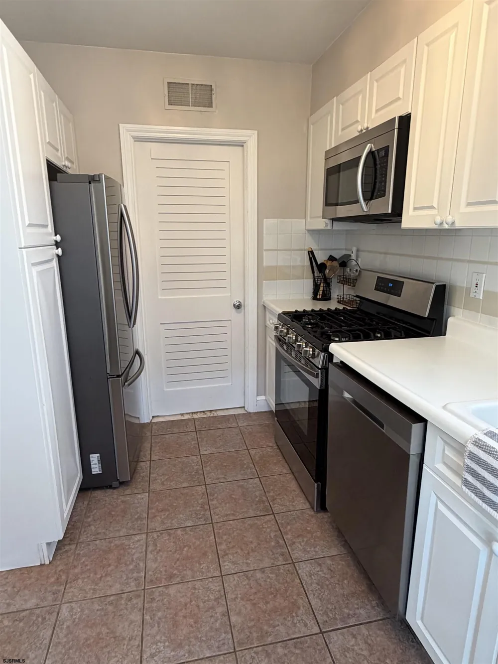 7703 Winchester Margate, NJ 08402