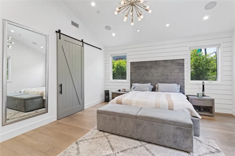 4435 Stansbury Sherman Oaks, CA 91423