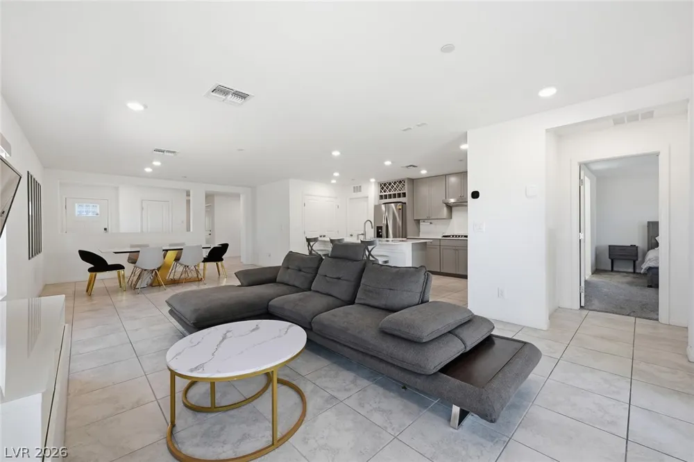 8370 Vinamala Avenue Las Vegas, NV 89149