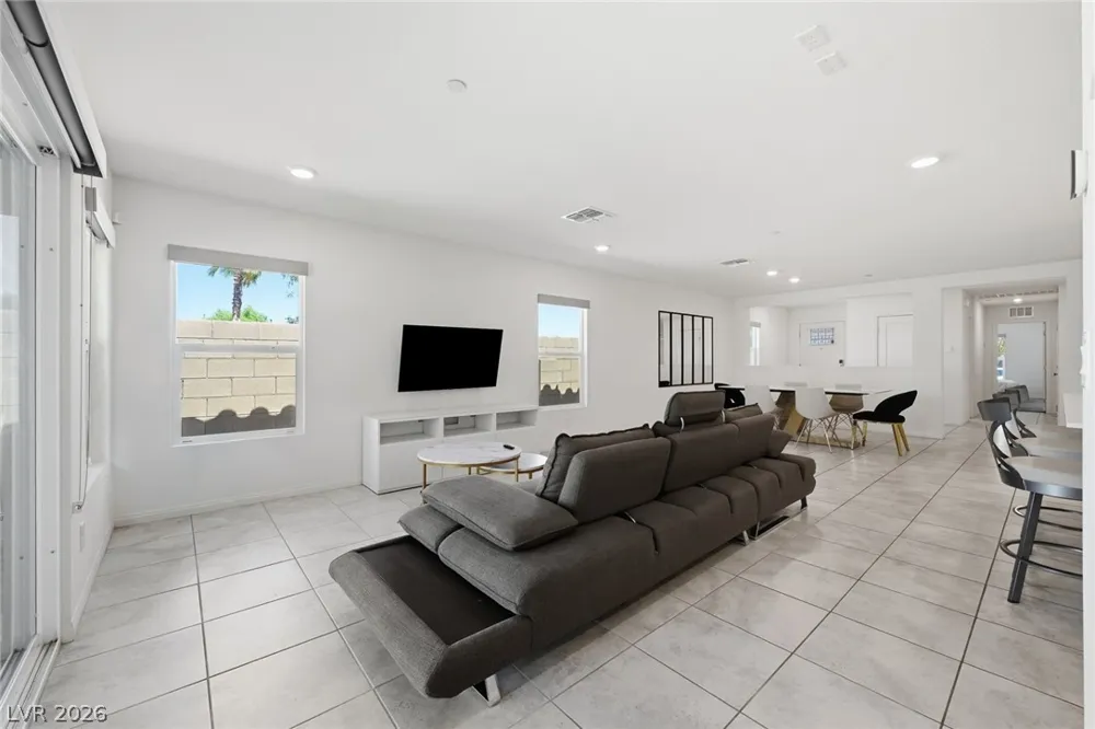 8370 Vinamala Avenue Las Vegas, NV 89149