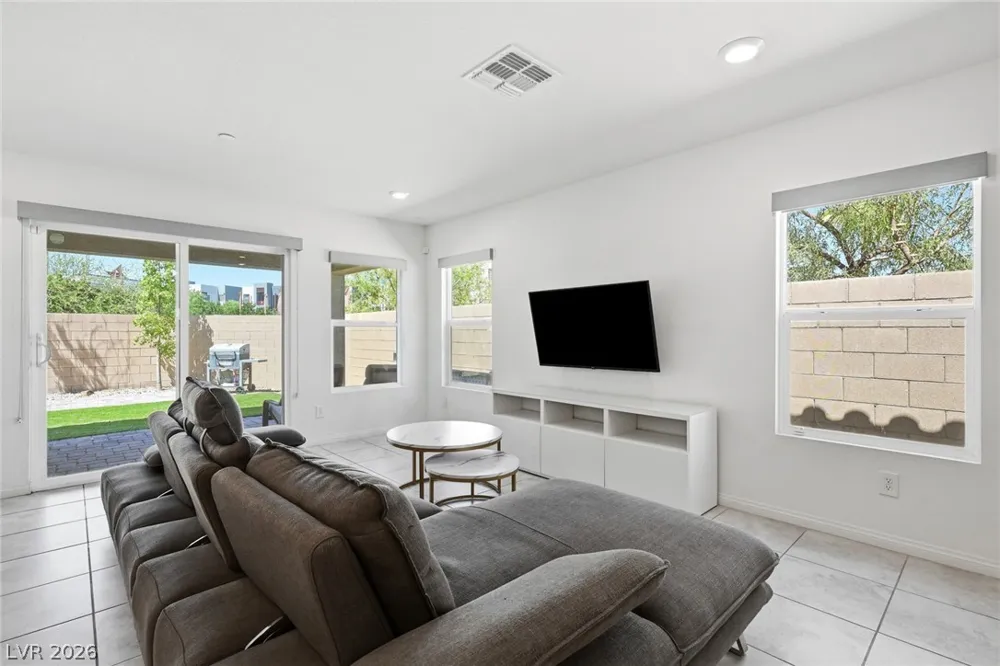 8370 Vinamala Avenue Las Vegas, NV 89149