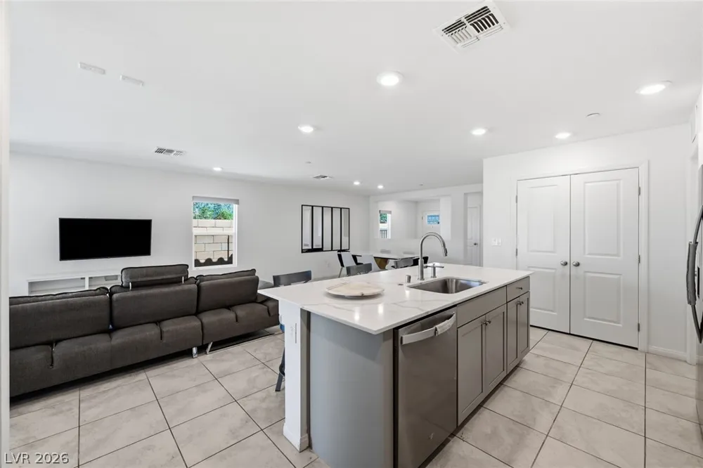 8370 Vinamala Avenue Las Vegas, NV 89149