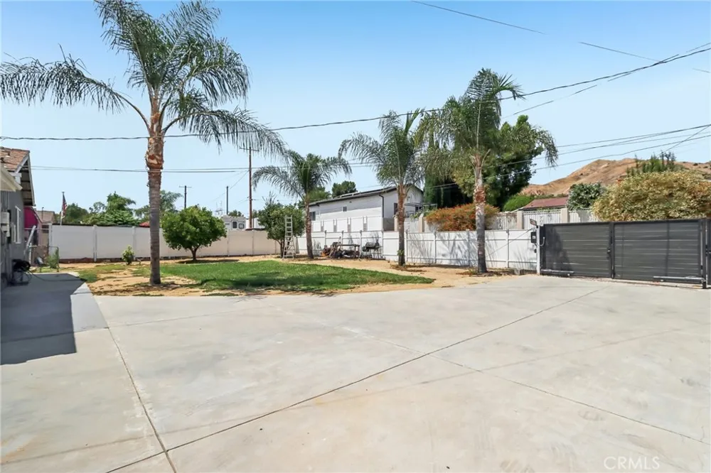 10065 Foothill Lakeview Terrace, CA 91342