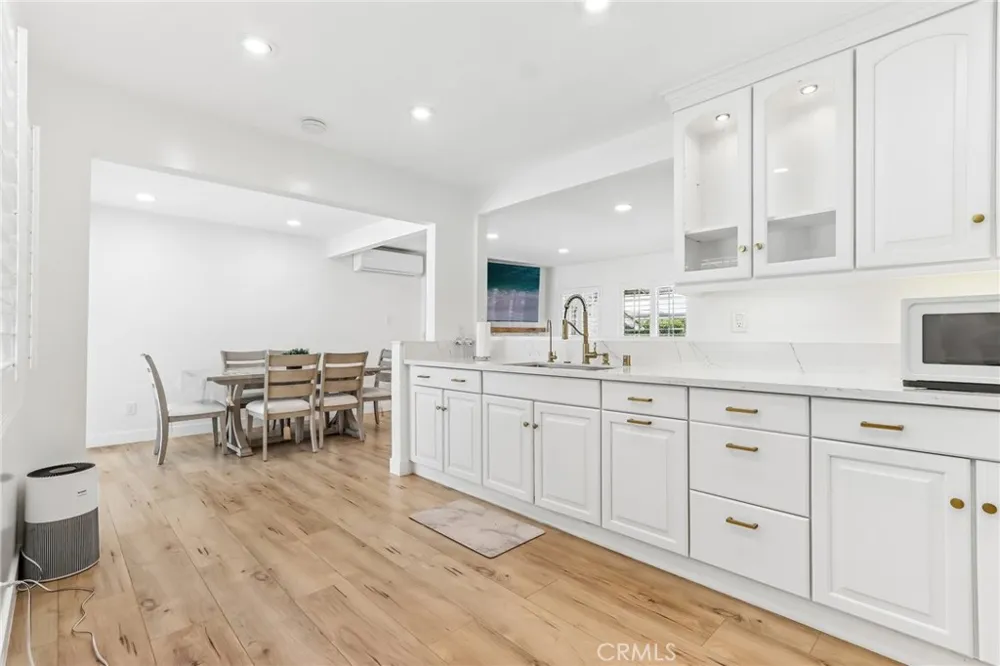 10065 Foothill Lakeview Terrace, CA 91342