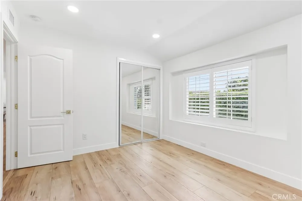 10065 Foothill Lakeview Terrace, CA 91342