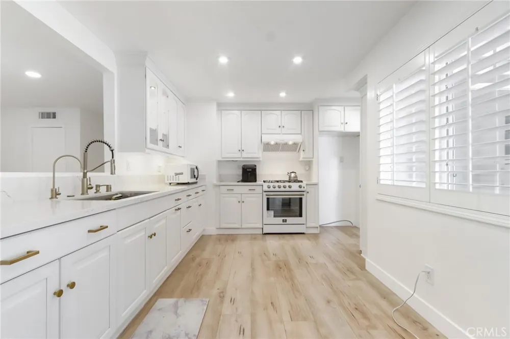 10065 Foothill Lakeview Terrace, CA 91342