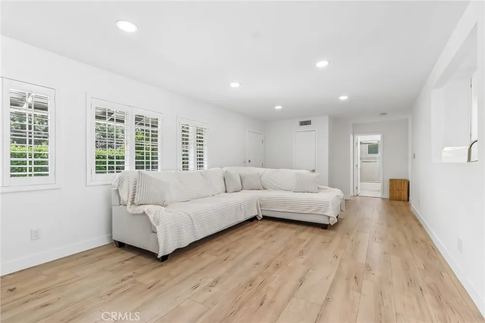 10065 Foothill Lakeview Terrace, CA 91342