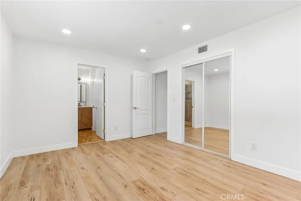 10065 Foothill Lakeview Terrace, CA 91342