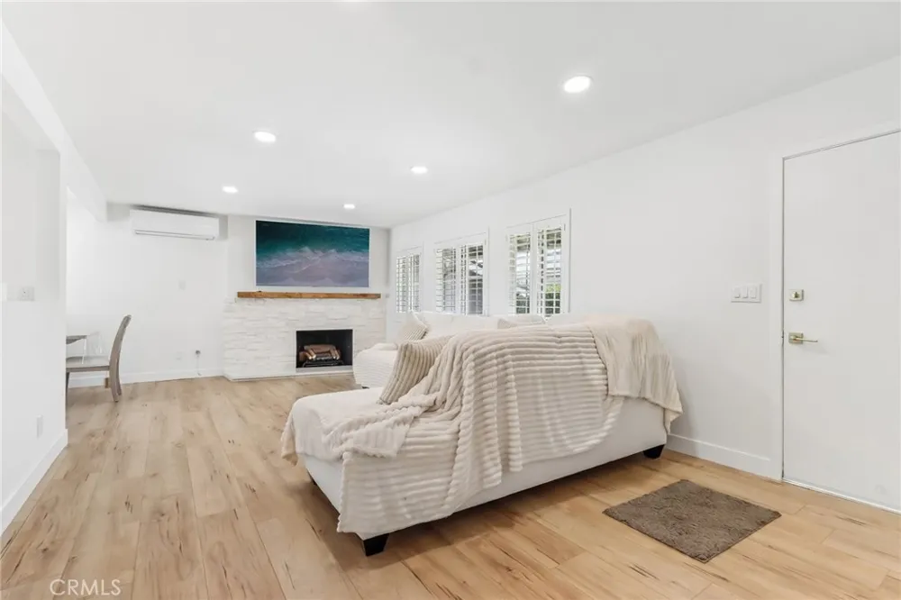 10065 Foothill Lakeview Terrace, CA 91342