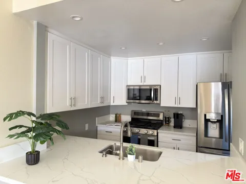 326 S Manhattan Place #203