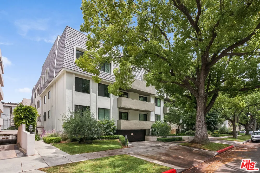 430 MAPLE DRIVE #206 Beverly Hills, CA 90210