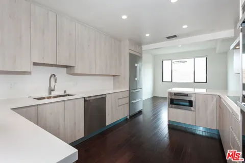 430 MAPLE DRIVE #206