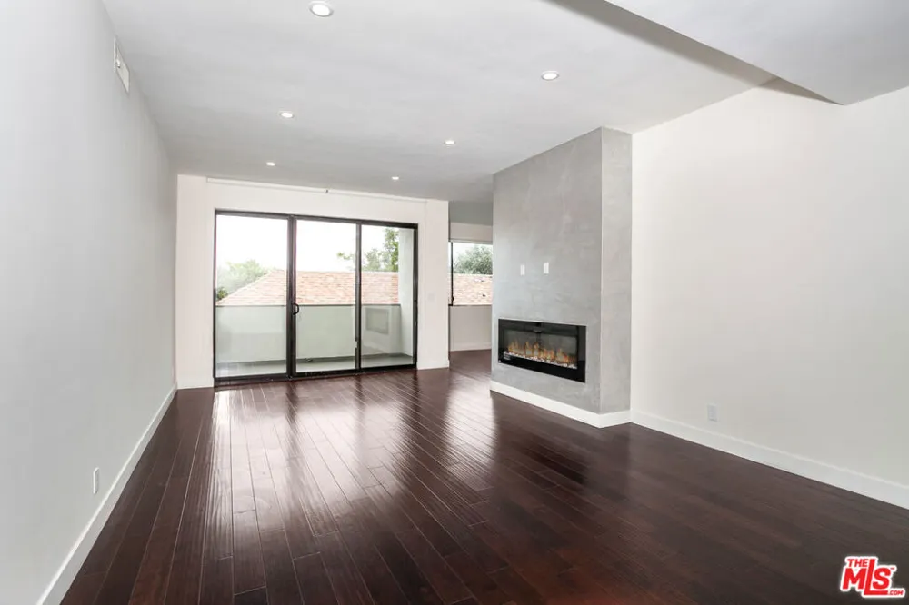 430 MAPLE DRIVE #206 Beverly Hills, CA 90210