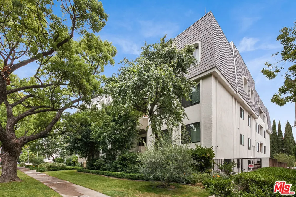 430 MAPLE DRIVE #206 Beverly Hills, CA 90210