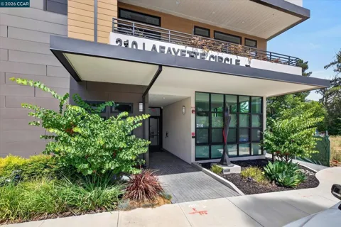 210 Lafayette Cir #302