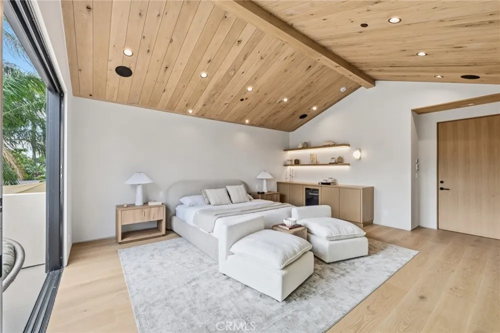 4447 Matilija Sherman Oaks, CA 91423