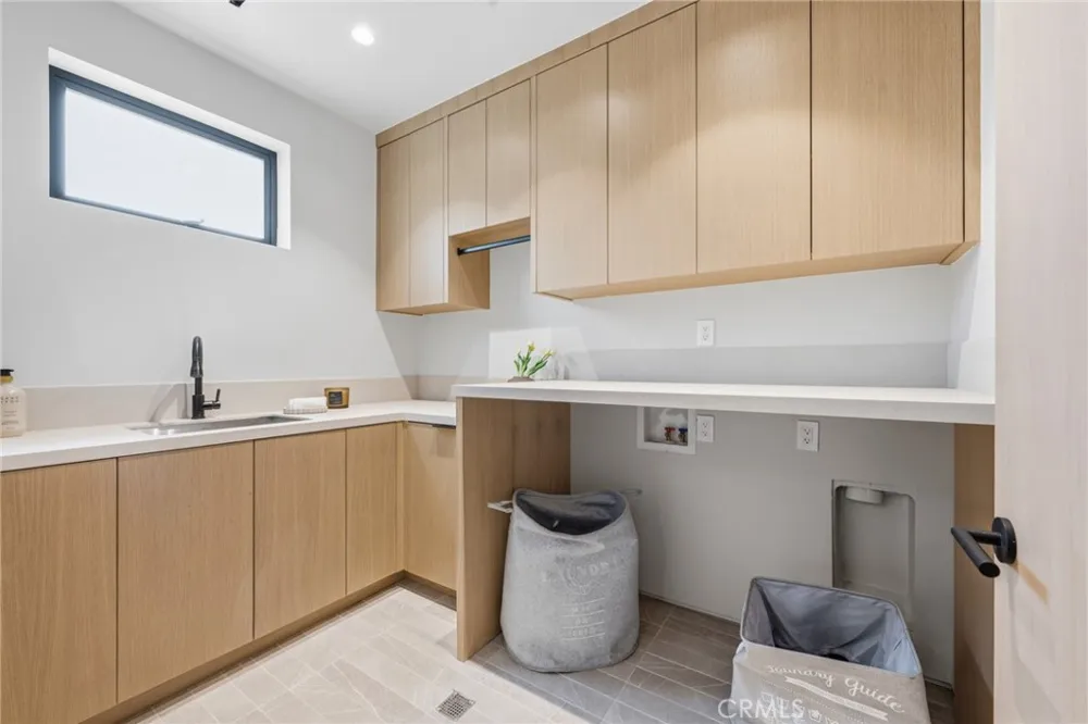 4447 Matilija Sherman Oaks, CA 91423