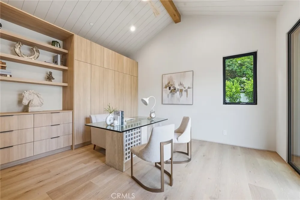 4447 Matilija Sherman Oaks, CA 91423
