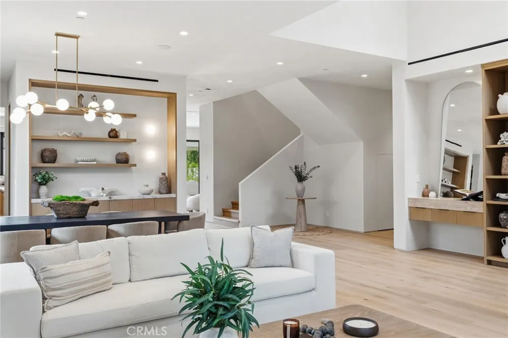 4447 Matilija Sherman Oaks, CA 91423