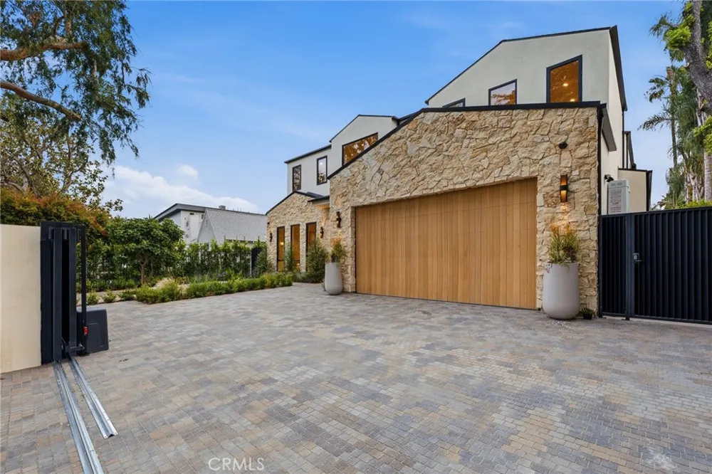 4447 Matilija Sherman Oaks, CA 91423
