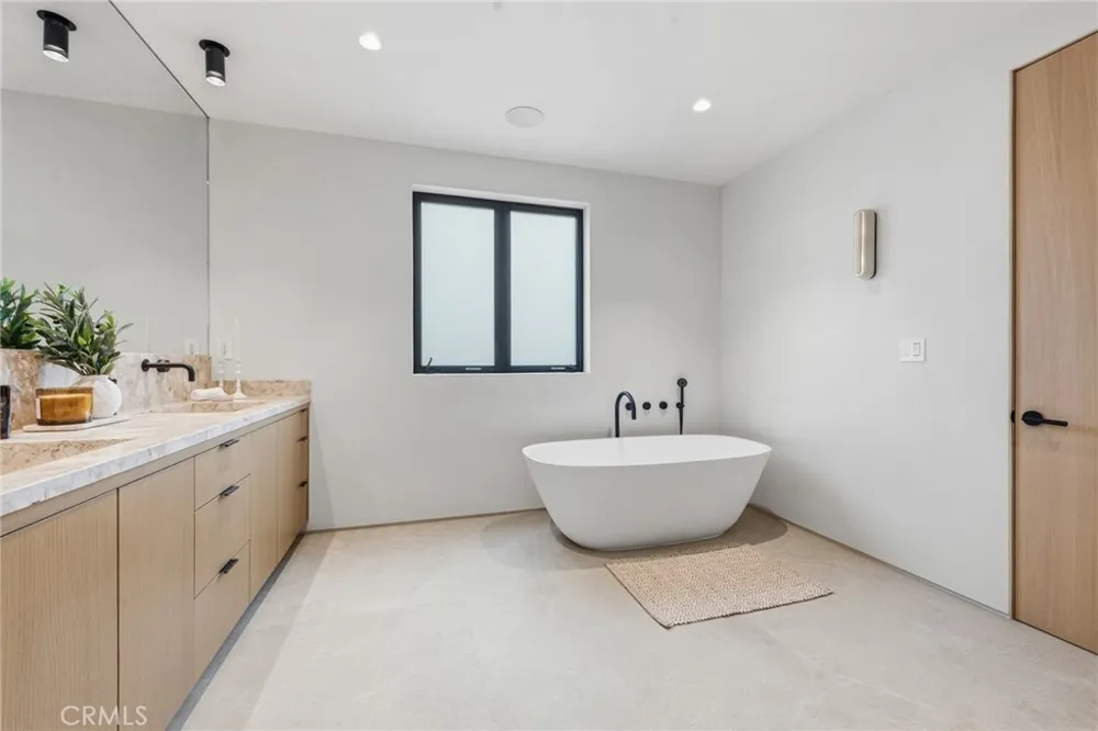4447 Matilija Sherman Oaks, CA 91423