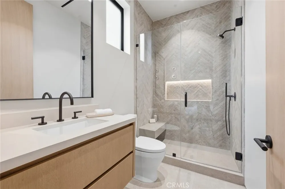 4447 Matilija Sherman Oaks, CA 91423