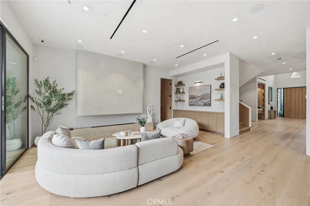 4447 Matilija Sherman Oaks, CA 91423