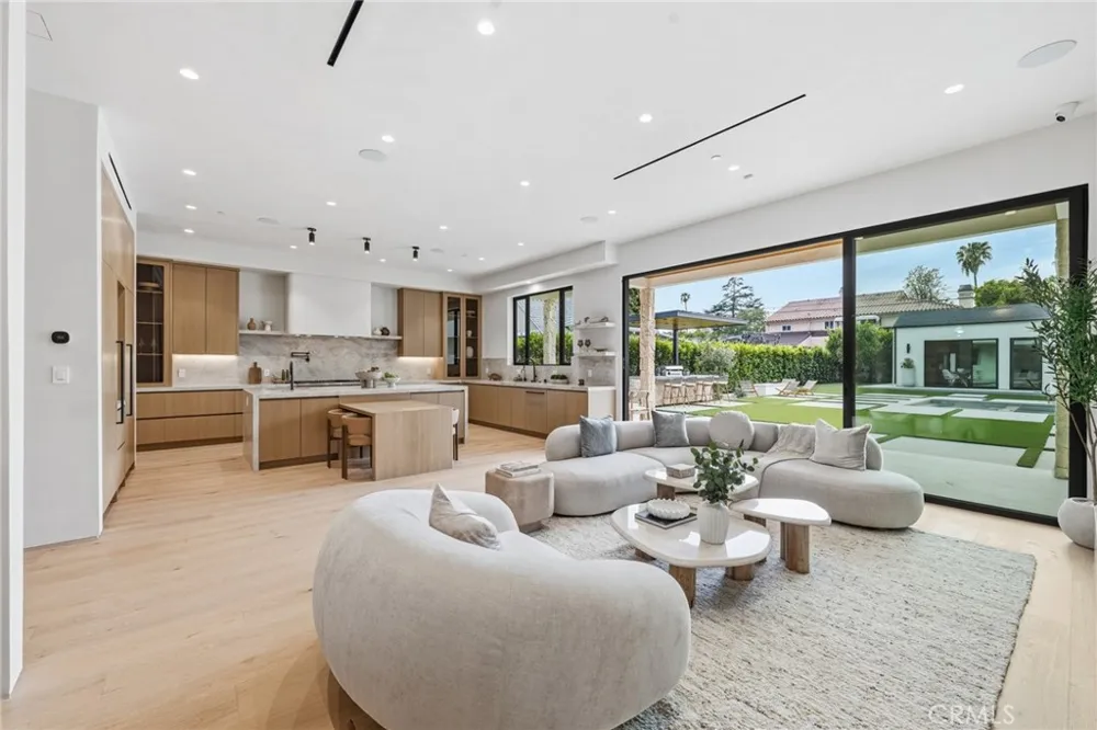 4447 Matilija Sherman Oaks, CA 91423