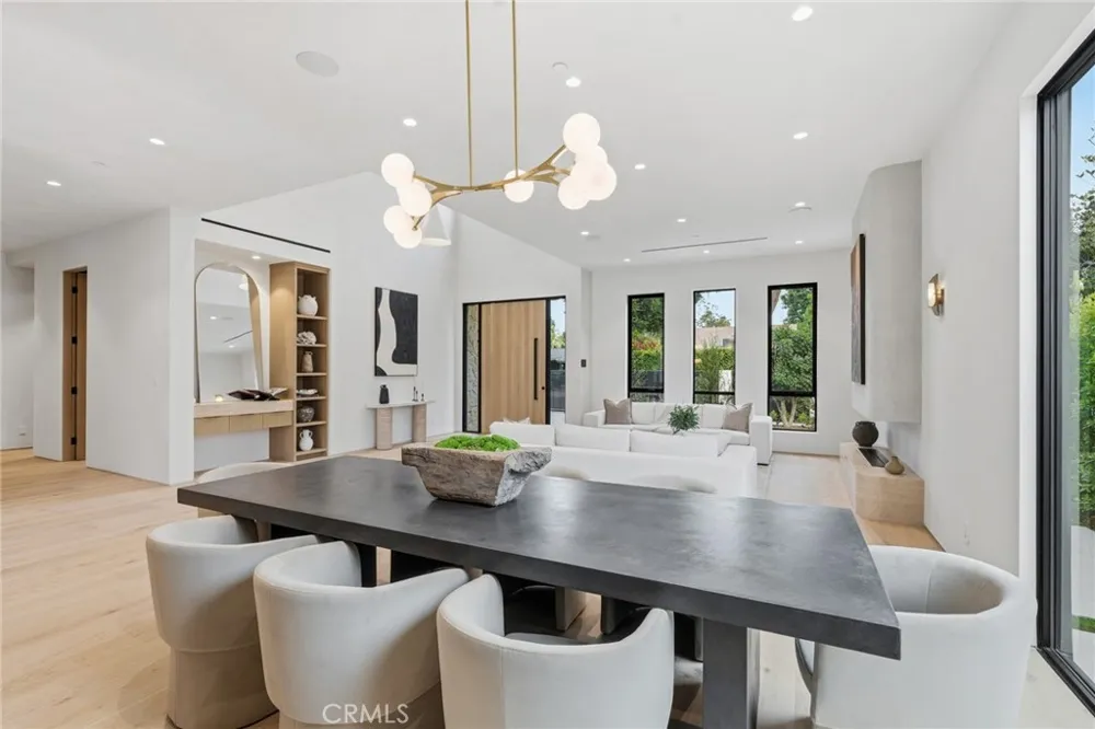 4447 Matilija Sherman Oaks, CA 91423