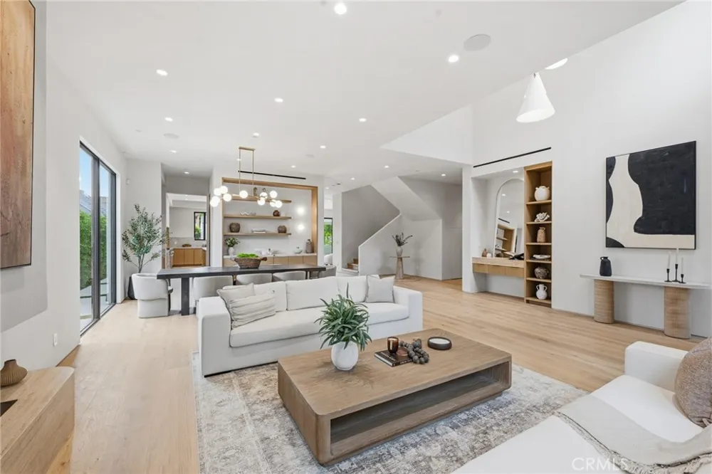 4447 Matilija Sherman Oaks, CA 91423