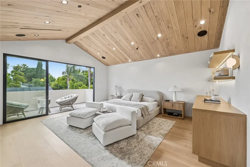 4447 Matilija Sherman Oaks, CA 91423