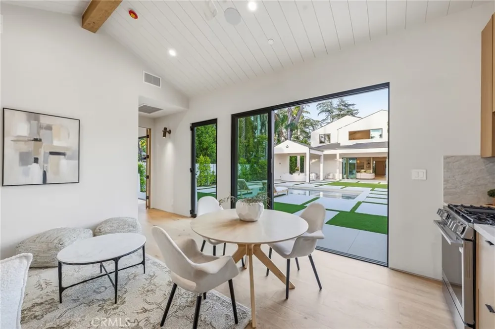 4447 Matilija Sherman Oaks, CA 91423