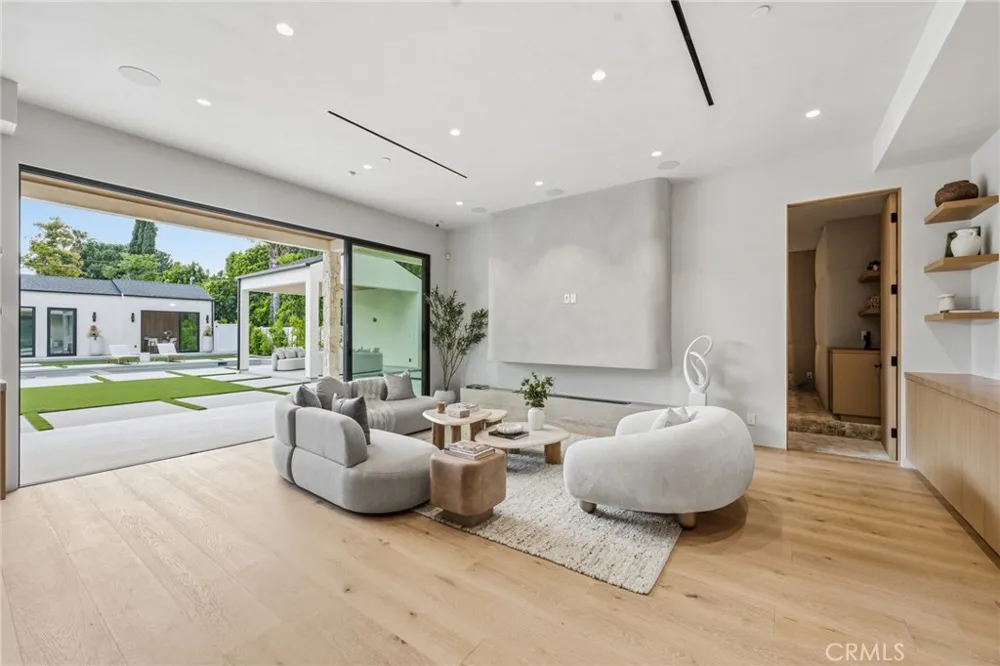 4447 Matilija Sherman Oaks, CA 91423