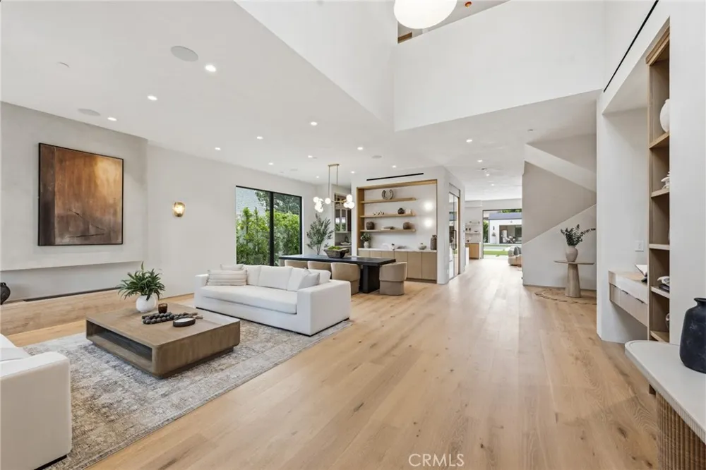 4447 Matilija Sherman Oaks, CA 91423
